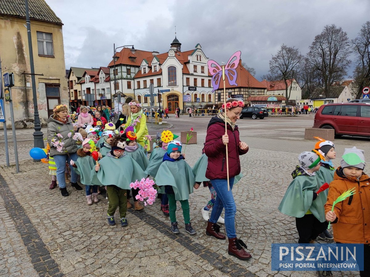 Kolorowy korowód przeszedł ulicami Pisza w poszukiwaniu wiosny