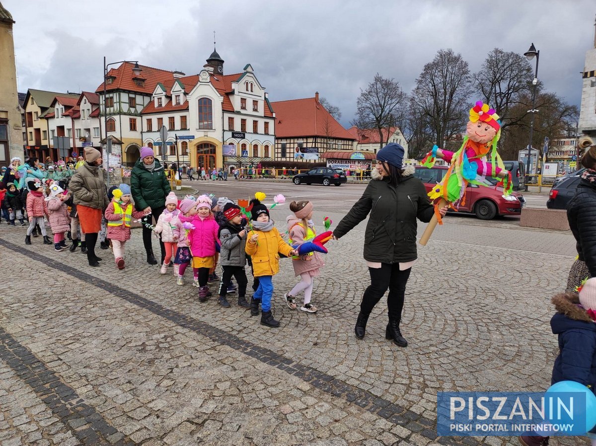 Kolorowy korowód przeszedł ulicami Pisza w poszukiwaniu wiosny