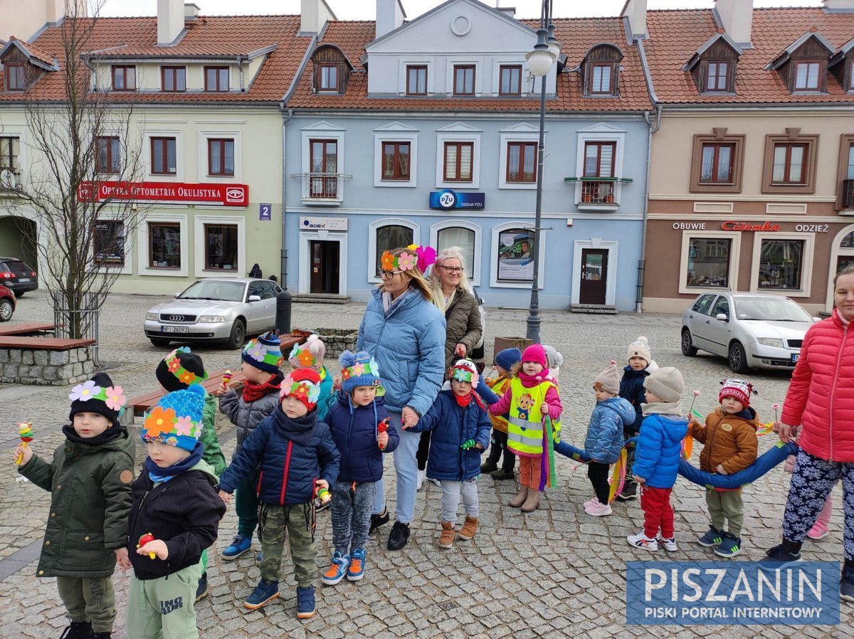 Kolorowy korowód przeszedł ulicami Pisza w poszukiwaniu wiosny