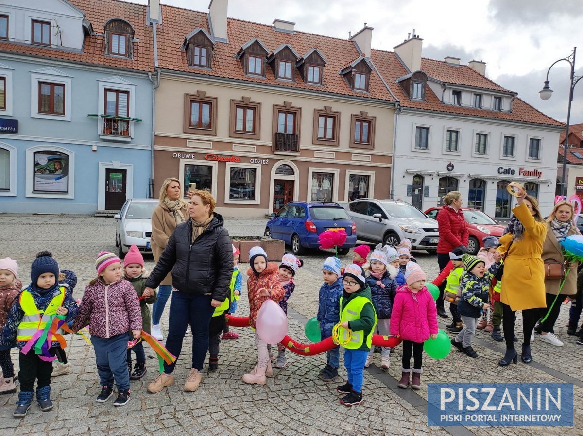 Kolorowy korowód przeszedł ulicami Pisza w poszukiwaniu wiosny