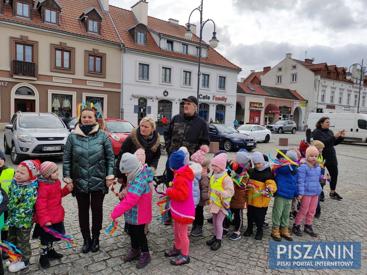 Kolorowy korowód przeszedł ulicami Pisza w poszukiwaniu wiosny