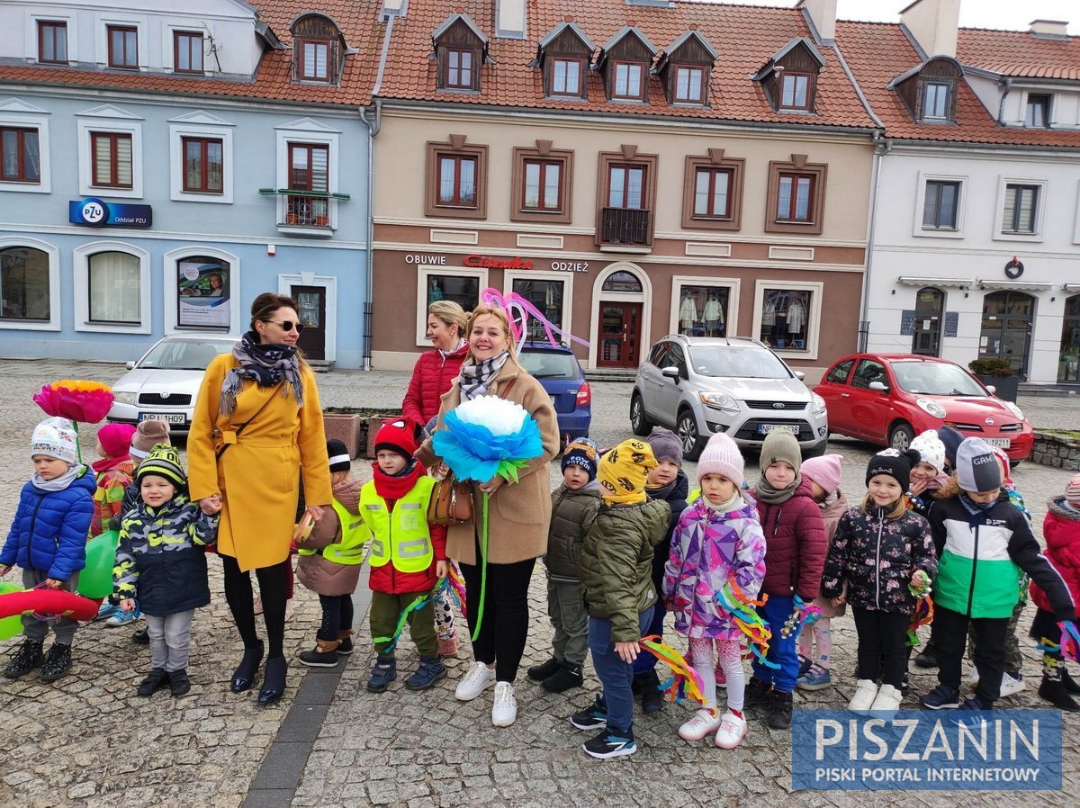 Kolorowy korowód przeszedł ulicami Pisza w poszukiwaniu wiosny