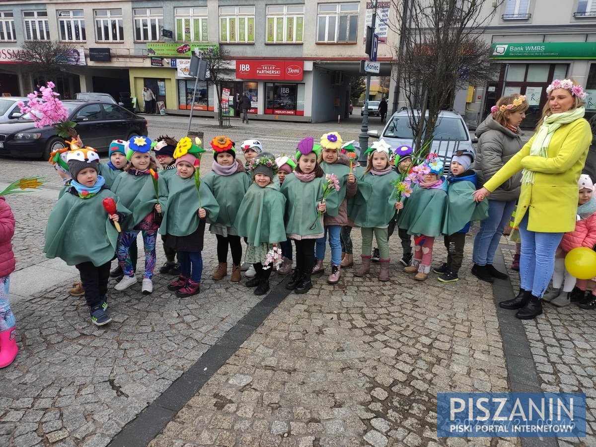 Kolorowy korowód przeszedł ulicami Pisza w poszukiwaniu wiosny