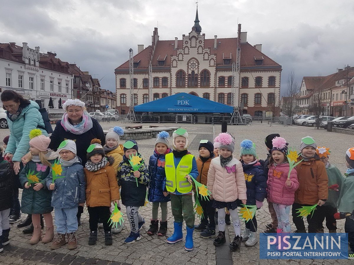 Kolorowy korowód przeszedł ulicami Pisza w poszukiwaniu wiosny