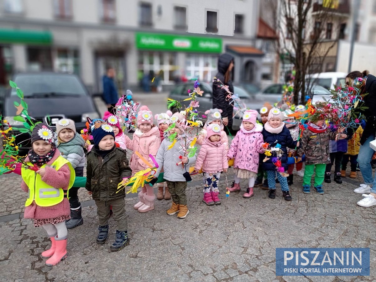 Kolorowy korowód przeszedł ulicami Pisza w poszukiwaniu wiosny