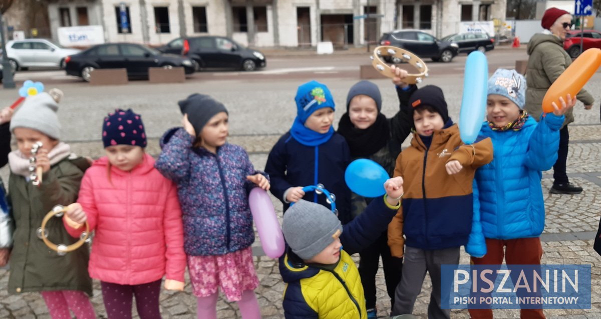 Kolorowy korowód przeszedł ulicami Pisza w poszukiwaniu wiosny