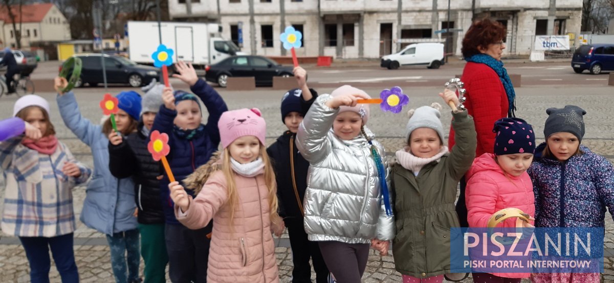 Kolorowy korowód przeszedł ulicami Pisza w poszukiwaniu wiosny