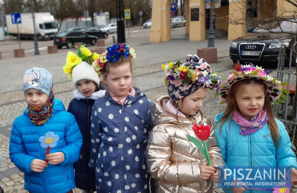 Kolorowy korowód przeszedł ulicami Pisza w poszukiwaniu wiosny