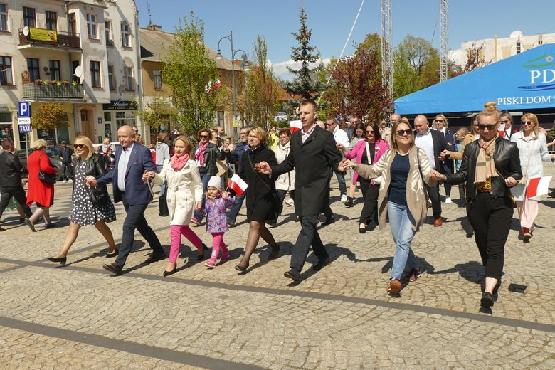 Tradycyjnie piszanie zatańczyli poloneza na placu Daszyńskiego