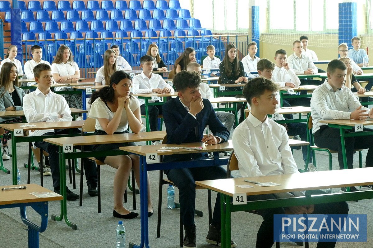 Ósmoklasiści zdają egzaminy. Trzydniowy maraton rozpoczyna język polski