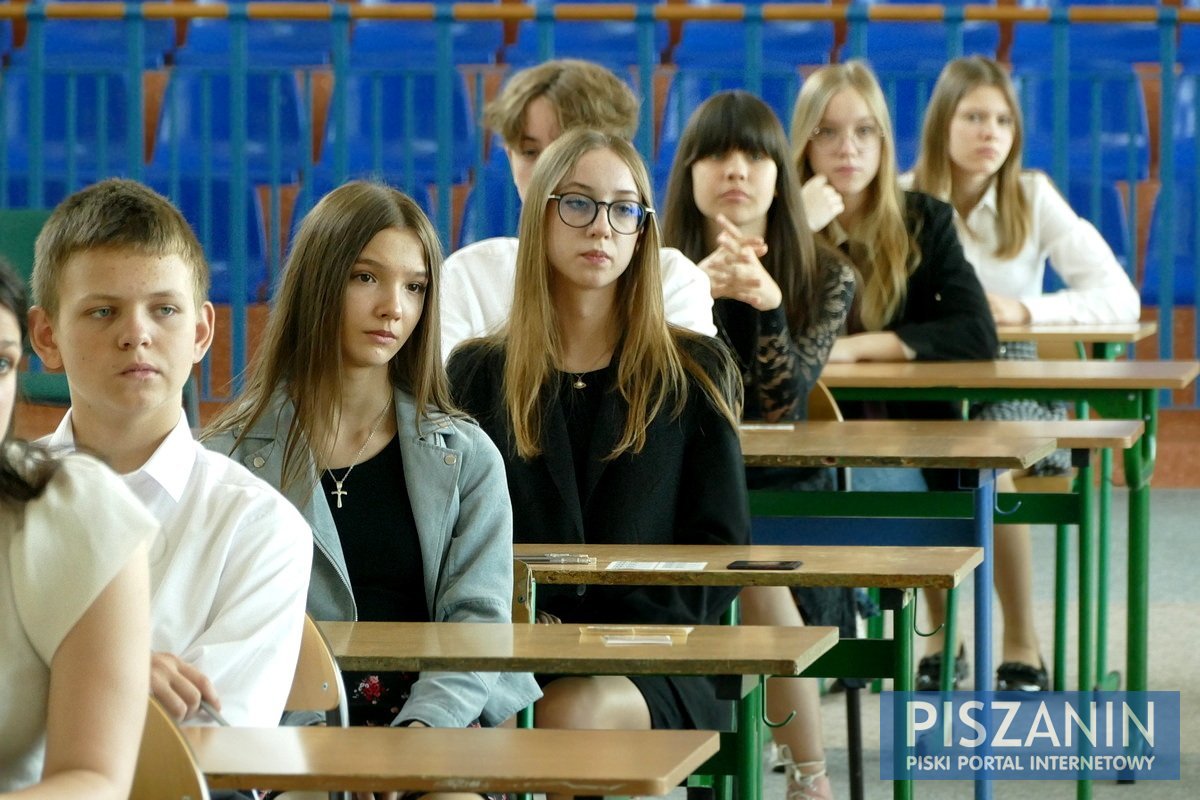 Ósmoklasiści zdają egzaminy. Trzydniowy maraton rozpoczyna język polski