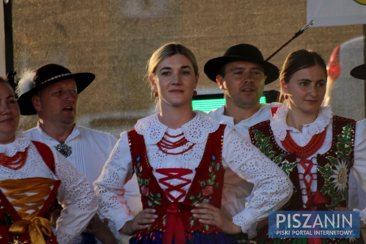 Śpiew i taniec w folkowych brzmieniach