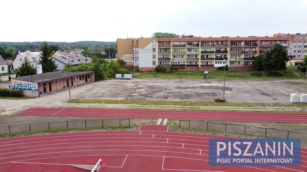 Nowe trybuny, szatnie, ogrodzenie i dodatkowe boisko wielofunkcyjne