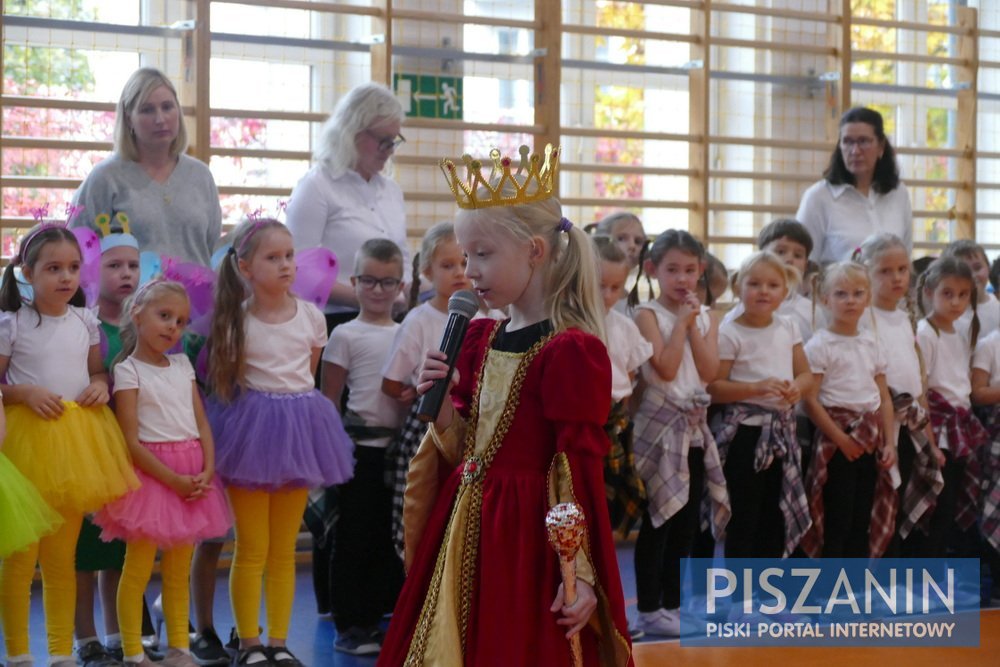 Dzieci śpiewem, tańcem i recytacją podziękowały nauczycielom