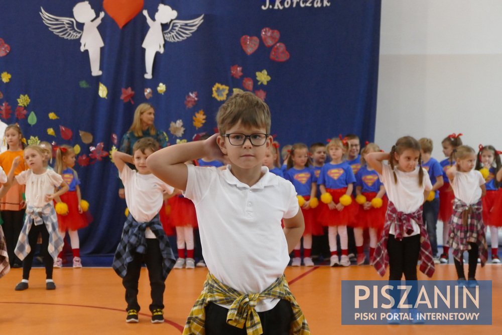 Dzieci śpiewem, tańcem i recytacją podziękowały nauczycielom