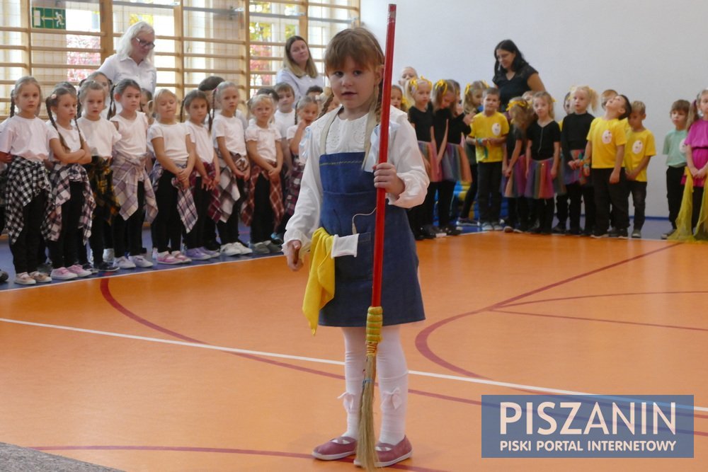 Dzieci śpiewem, tańcem i recytacją podziękowały nauczycielom