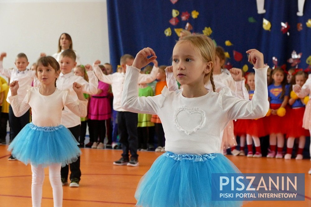 Dzieci śpiewem, tańcem i recytacją podziękowały nauczycielom