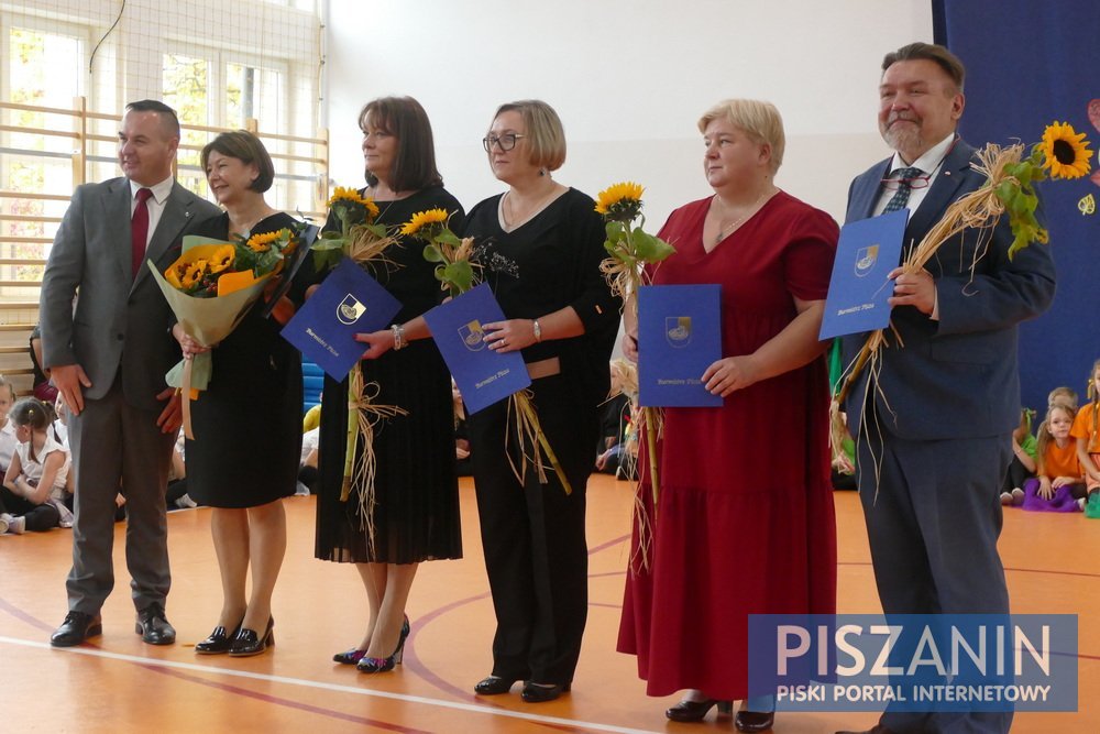 Dzieci śpiewem, tańcem i recytacją podziękowały nauczycielom