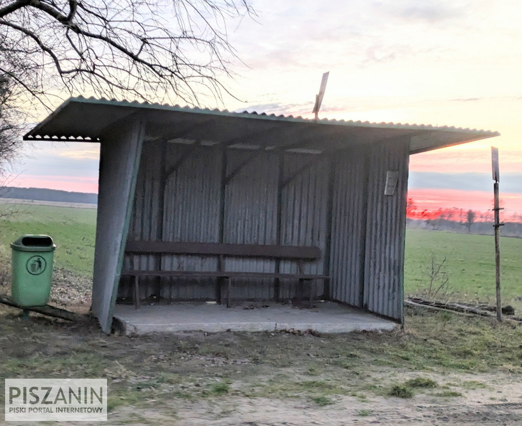 Młodzież odnowiła przystanek w Hejdyku