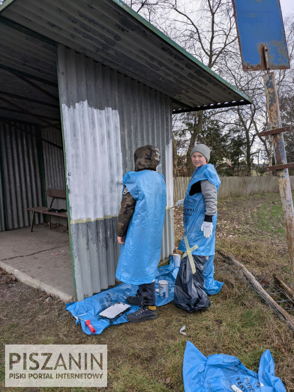 Młodzież odnowiła przystanek w Hejdyku