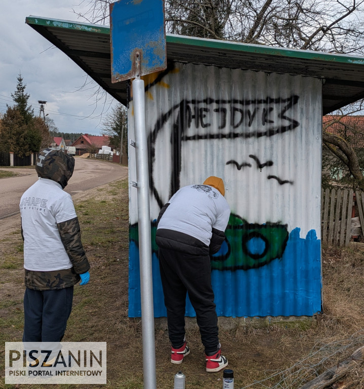 Młodzież odnowiła przystanek w Hejdyku