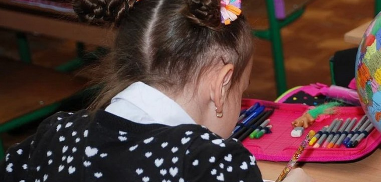 Najmłodsi uczniowie powrócili do szkół. Starsi nadal on-line