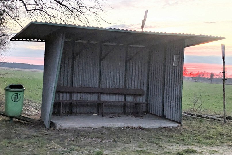 Młodzież odnowiła przystanek w Hejdyku