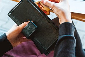 Emeryci coraz częściej rezygnują z gotówki. Wiemy, dlaczego-240637