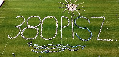 Uczniowie utworzyli na stadionie ogromny napis 380 Pisz - zobacz video-240813