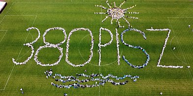 Uczniowie utworzyli na stadionie ogromny napis 380 Pisz - zobacz video-240813