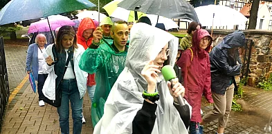 Pielgrzymka z Pisza wyruszyła na Jasną Górę – deszczowy początek drogi-241189