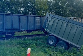 Pisz - Biała Piska: Kierujący ciągnikiem wjechał pod pociąg towarowy-241491