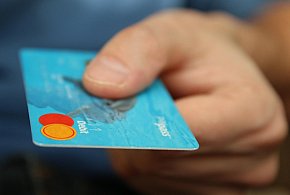 Fiskus skontroluje płatności kartą Polaków? Resort zabiera głos-241989