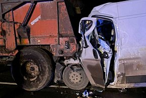 Jedna osoba poszkodowana w zderzeniu busa z ciągnikiem rolniczym-242184