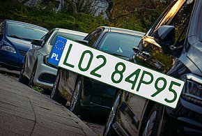 Tablice z zielonymi napisami na kolejnych autach. Nie chodzi o "elektryki"-242251
