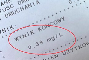 Piją i wsiadają za kierownicę. Mimo złych warunkach na drodze.