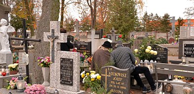 Savoir-vivre na 1 listopada. Jak się zachować podczas wizyty na cmentarzu?-241872