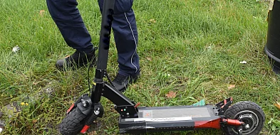 Jadący hulajnogą elektryczną nastolatek uderzył w samochód-242097