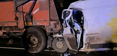 Jedna osoba poszkodowana w zderzeniu busa z ciągnikiem rolniczym-242184