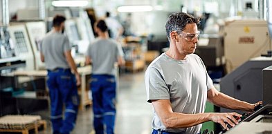 Praca na produkcji – jak wygląda, dla kogo jest odpowiednia i czego można się spod