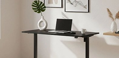 Biurko z możliwością regulacji wysokości - elastyczność pracy siedząco-stojącej