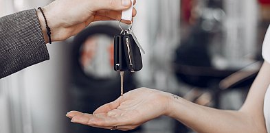 Wynajem auta dostawczego w Warszawie – kiedy to się opłaca i na co zwrócić uwagę p