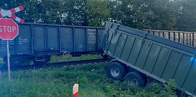 Pisz - Biała Piska: Kierujący ciągnikiem wjechał pod pociąg towarowy-241491
