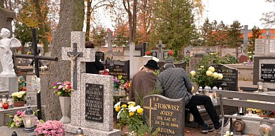 Savoir-vivre na 1 listopada. Jak się zachować podczas wizyty na cmentarzu?-241872