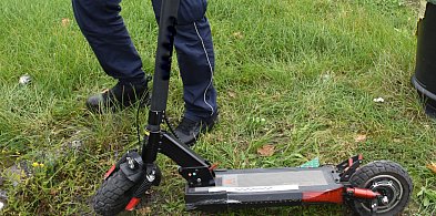 Jadący hulajnogą elektryczną nastolatek uderzył w samochód-242097