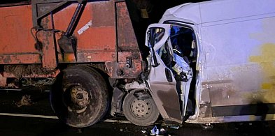 Jedna osoba poszkodowana w zderzeniu busa z ciągnikiem rolniczym-242184