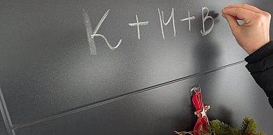 K+M+B czy C+M+B - co takiego piszemy na drzwiach domu?-242356