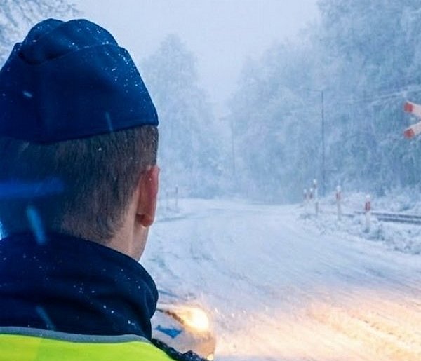 Na 35 kierowców aż 23 zlekceważyło znak STOP na przejeździe kolejowym-242383