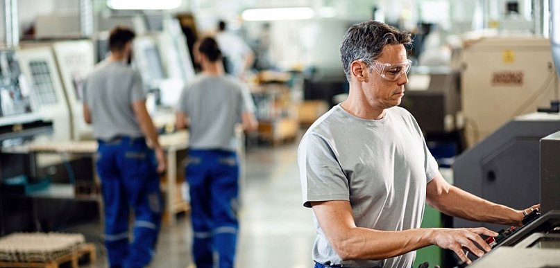 Praca na produkcji – jak wygląda, dla kogo jest odpowiednia i czego można się spod