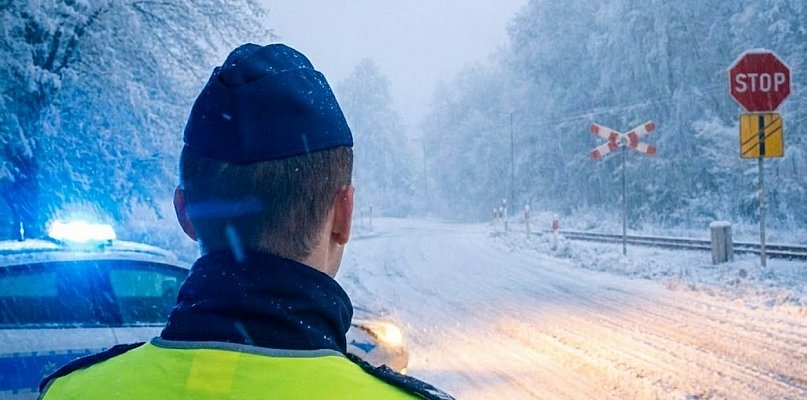 Na 35 kierowców aż 23 zlekceważyło znak STOP na przejeździe kolejowym - 242383